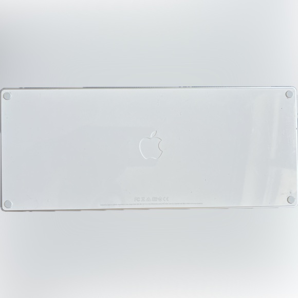 White Apple Magic Keyboard - Picture 3 of 4